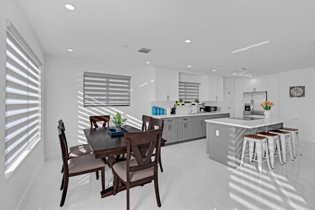 Modern Home, Heated Pool Hot-Tub, 12min to Ocean