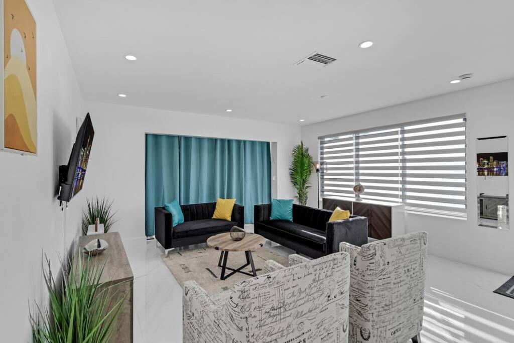 Modern Home, Heated Pool Hot-Tub, 12min to Ocean