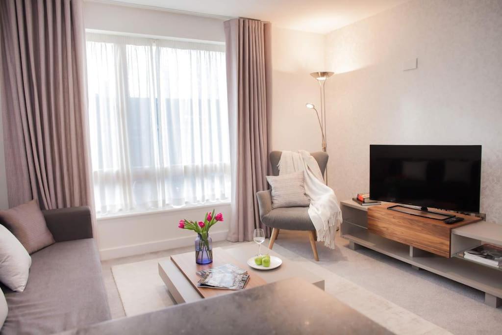Stylish and central two bedroom & two bathroom apartment with free parking view 2