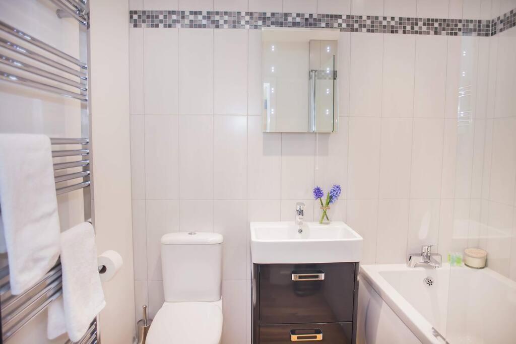Stylish and central two bedroom & two bathroom apartment with free parking view 3