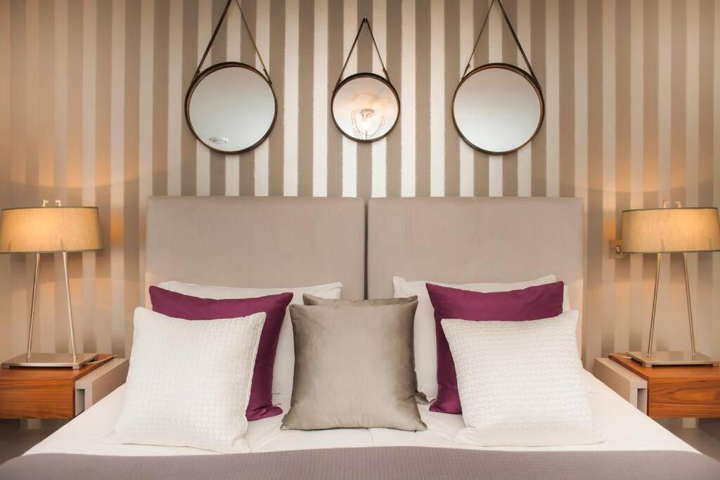 Stylish and central two bedroom & two bathroom apartment with free parking view 4