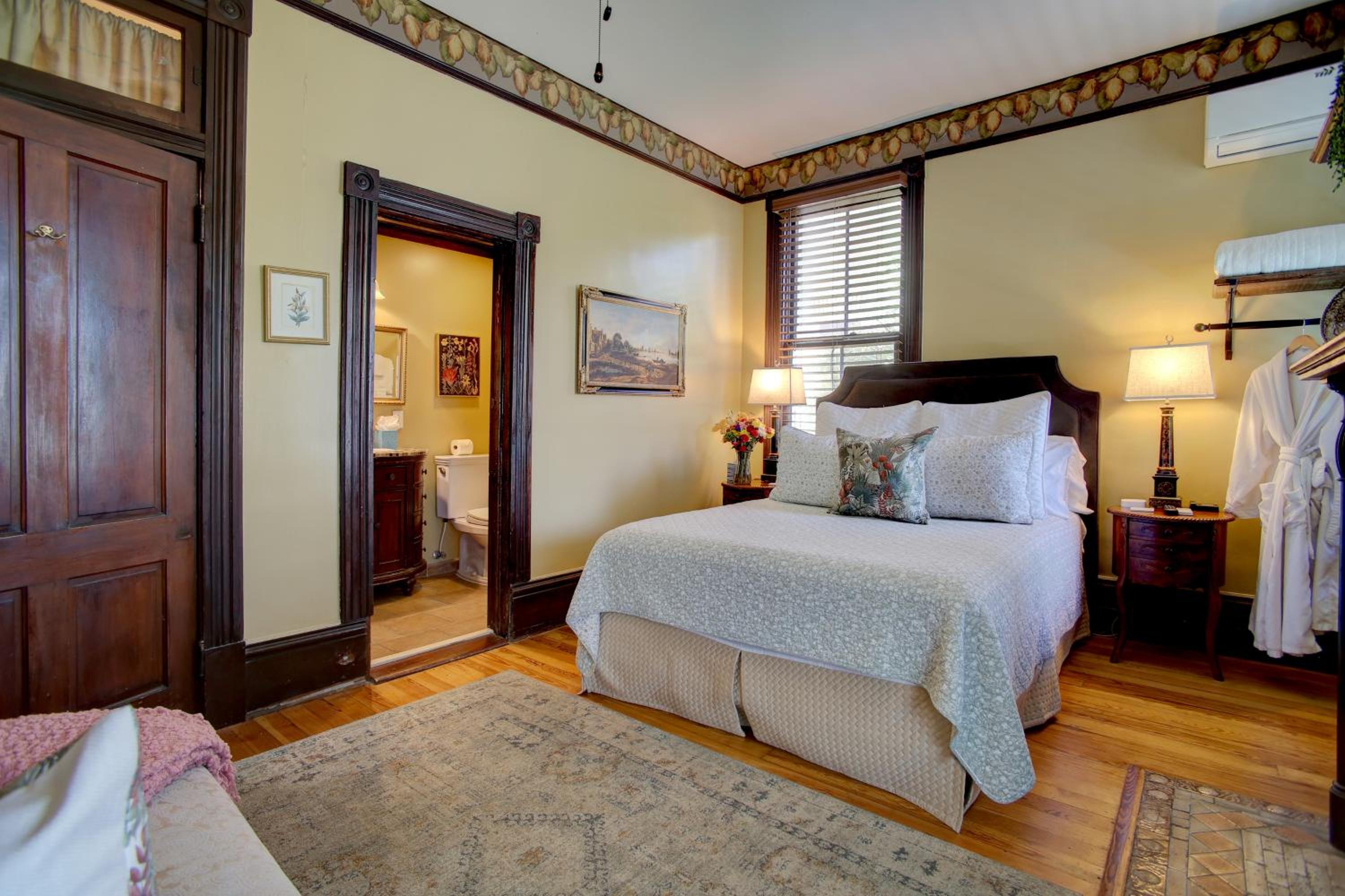 Azalea Inn and Villas
