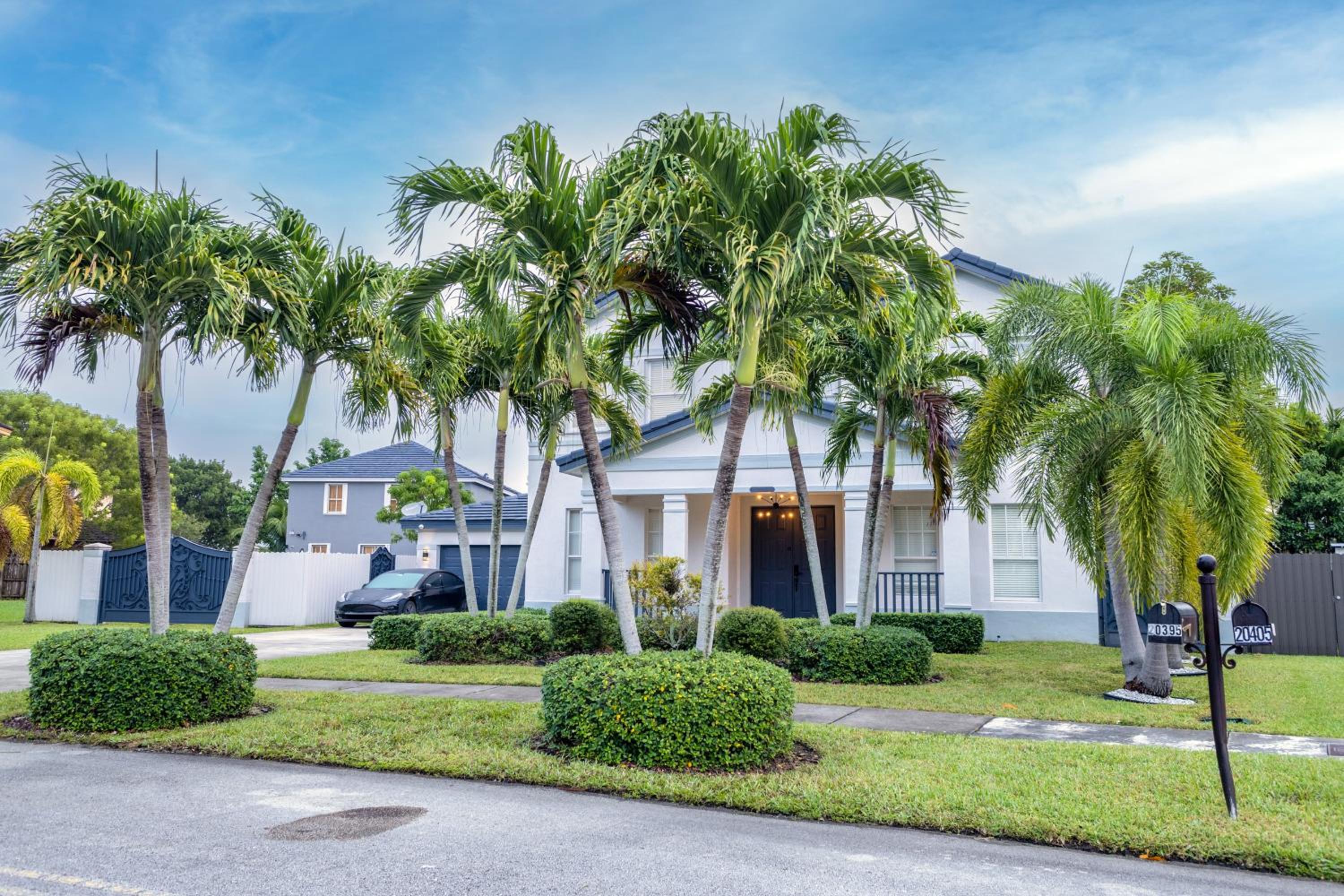 Miami Getaway Heated Pool Villa with Mini Golf & BBQ