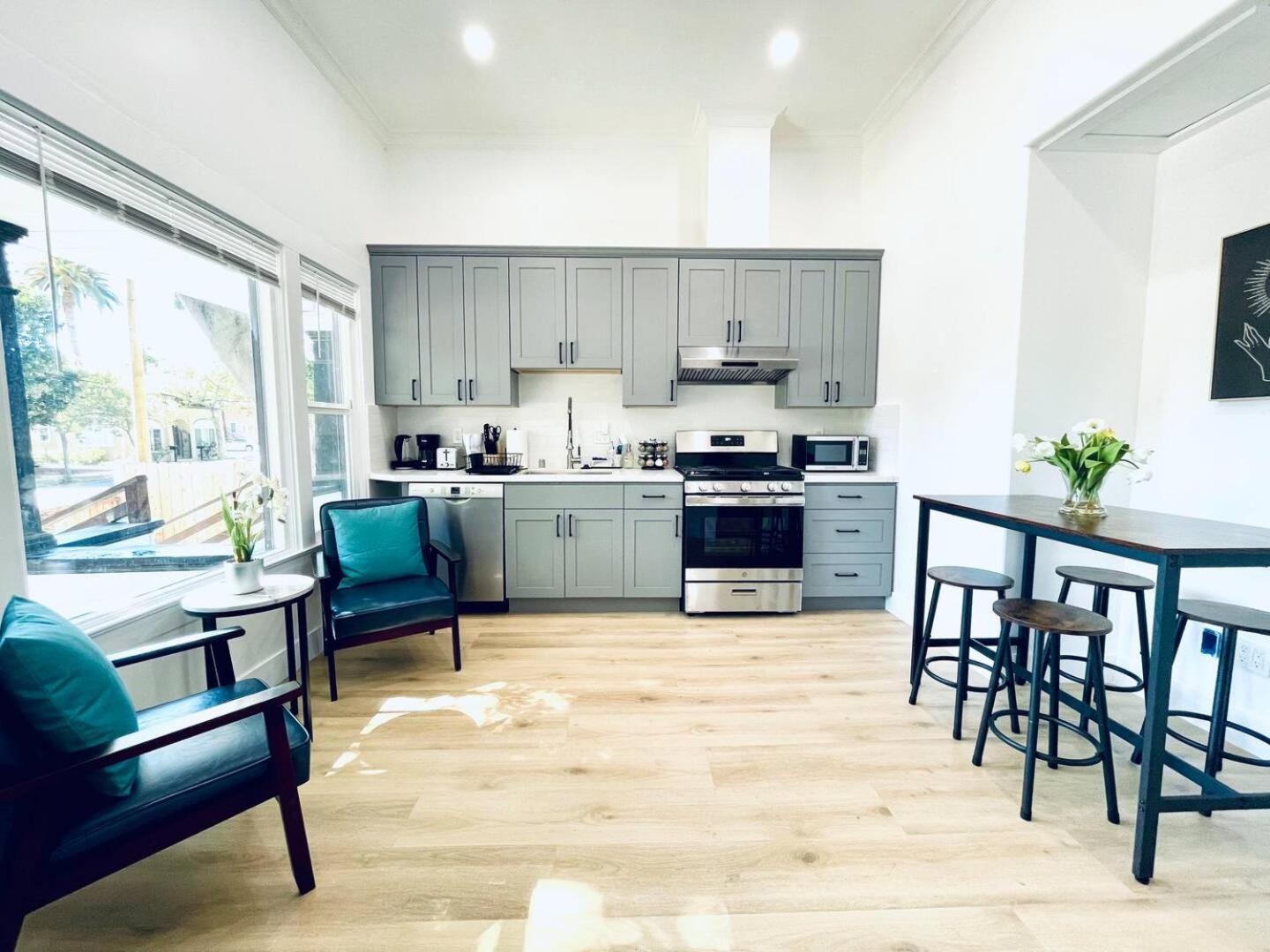 456B - SJ Downtown 1BR Studiowt Private entrance/Kitchen view 2
