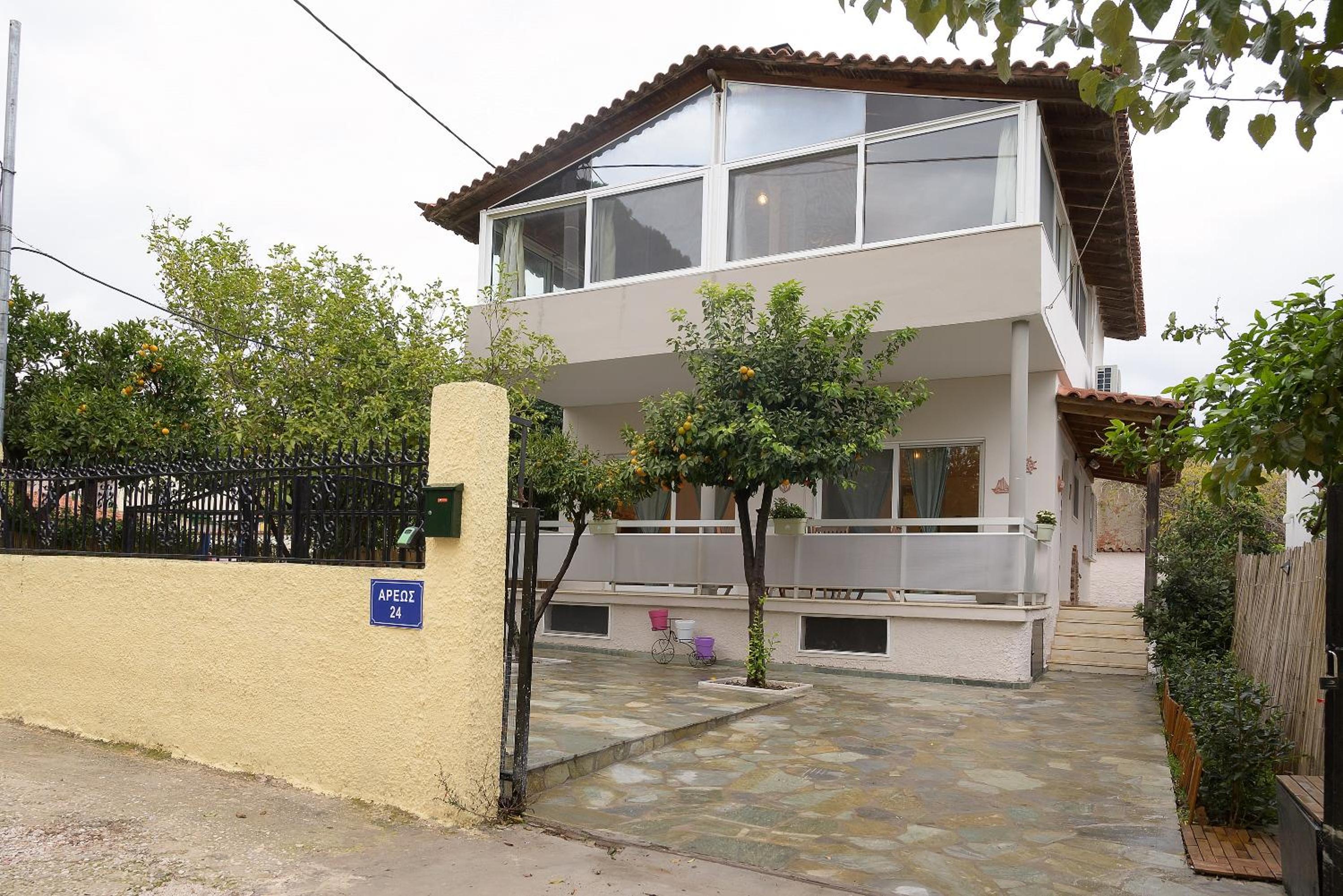 Renovated Apartments With Free Parking Near The Beach