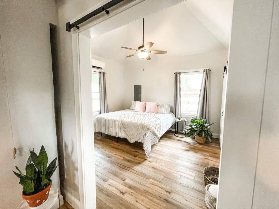 COZY Remodeled! Steps to Downtown/OCC, fire pit view 4