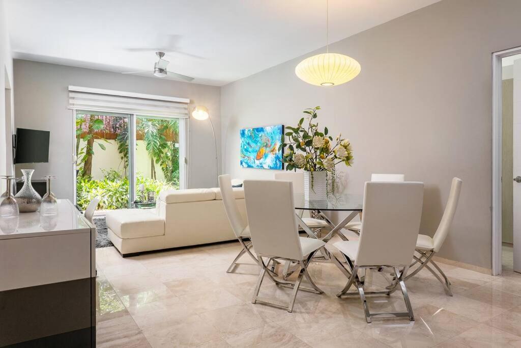 Hotel Papaya 15 - Image 1