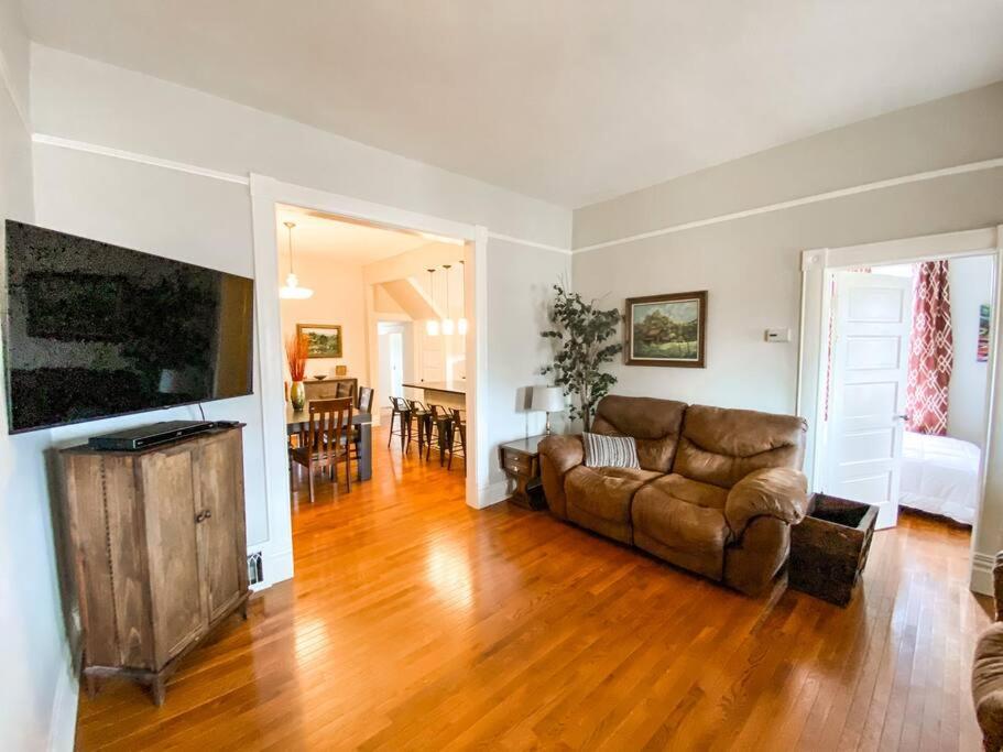 New Remodeled estate in upscale neighborhood view 3