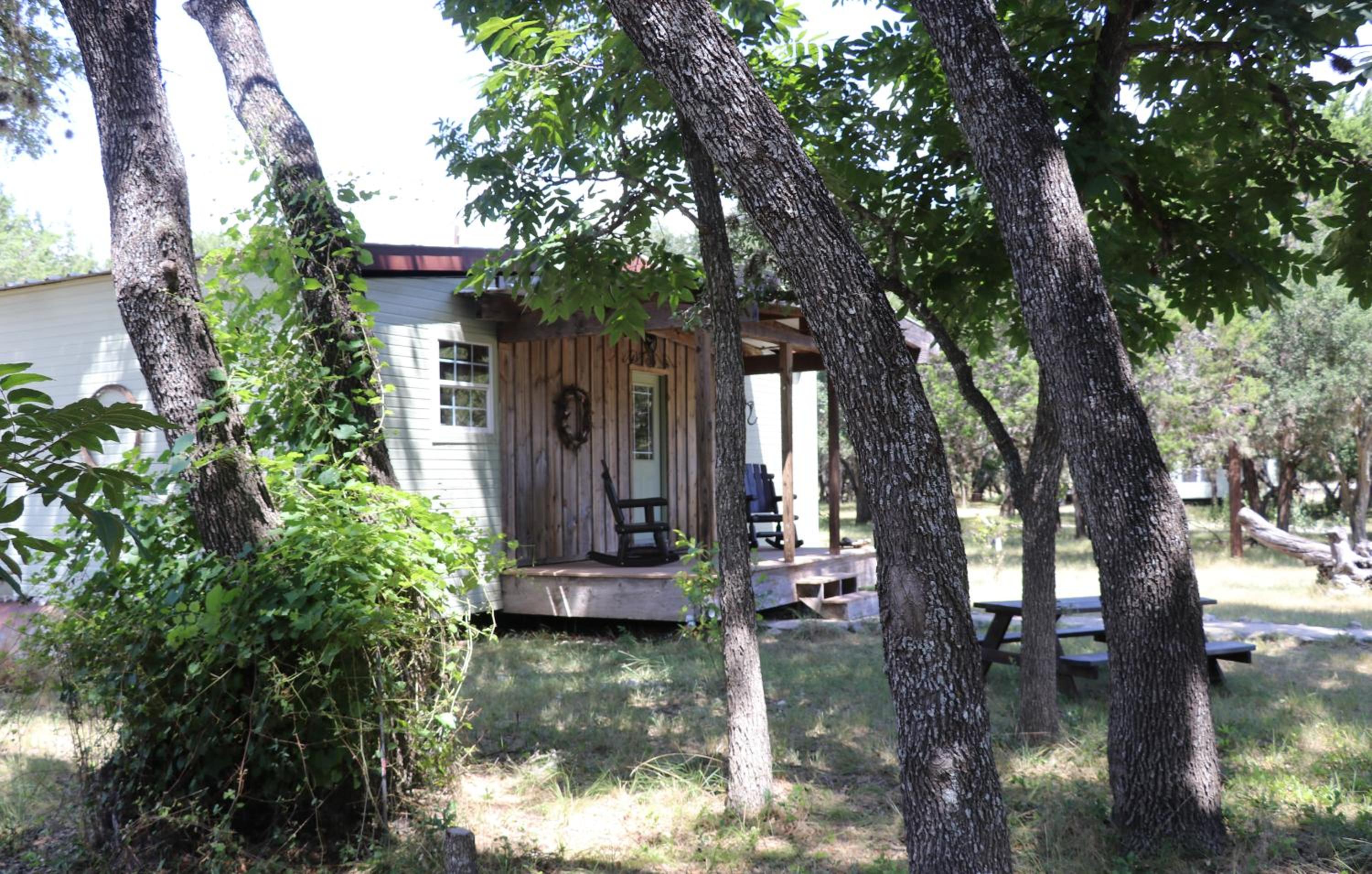 Nueces River Cabins-Oak Cabin