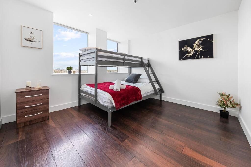 Brand new apartment 20 mins from London Waterloo BP34