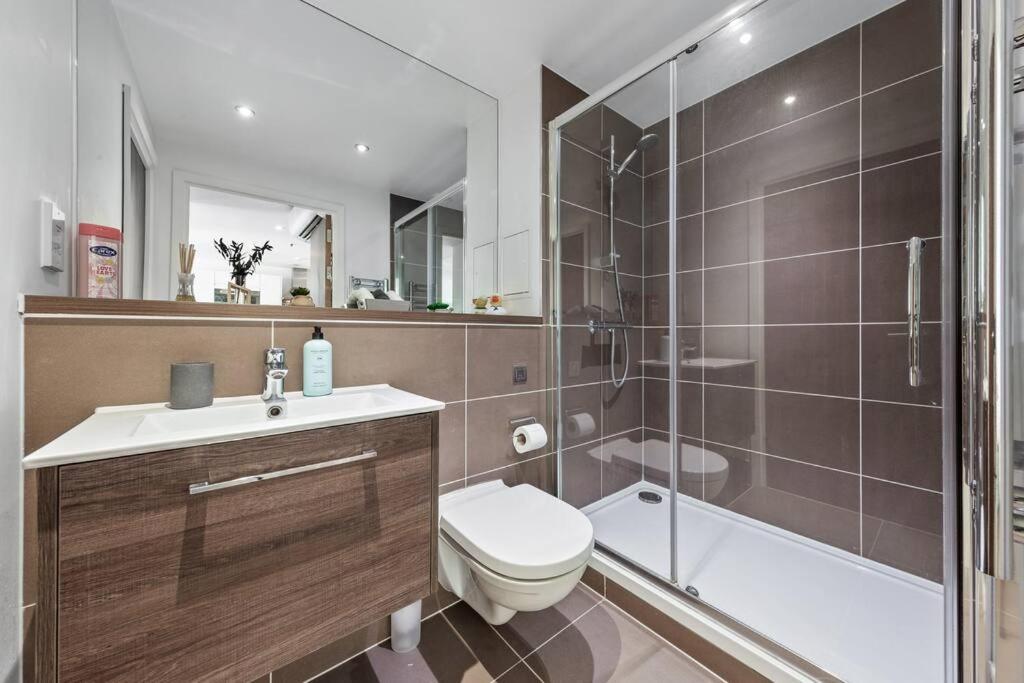 Brand new apartment 20 mins from London Waterloo BP34