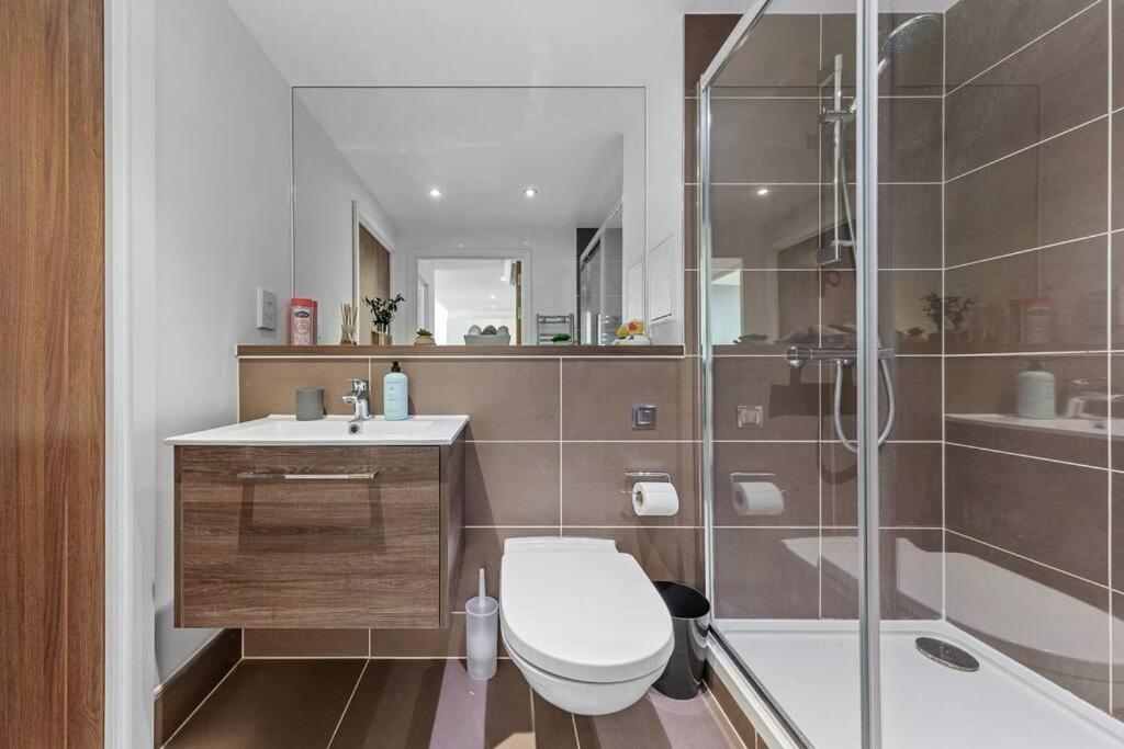 Brand new apartment 20 mins from London Waterloo BP34