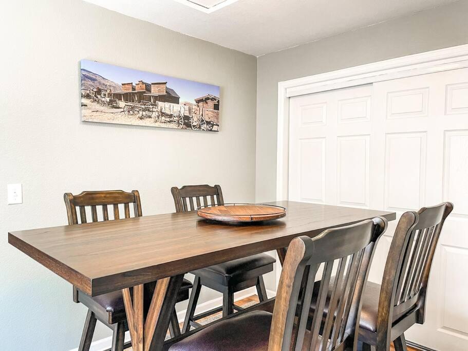 New Bungalow! / Central Location Near Fairgrounds view 3