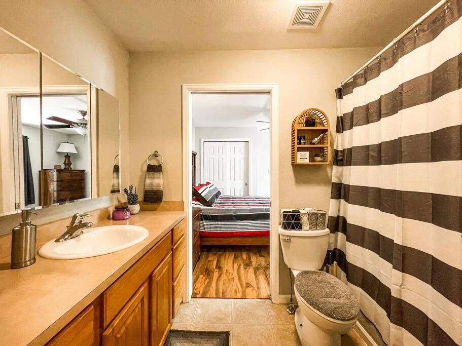 New Bungalow! / Central Location Near Fairgrounds view 5