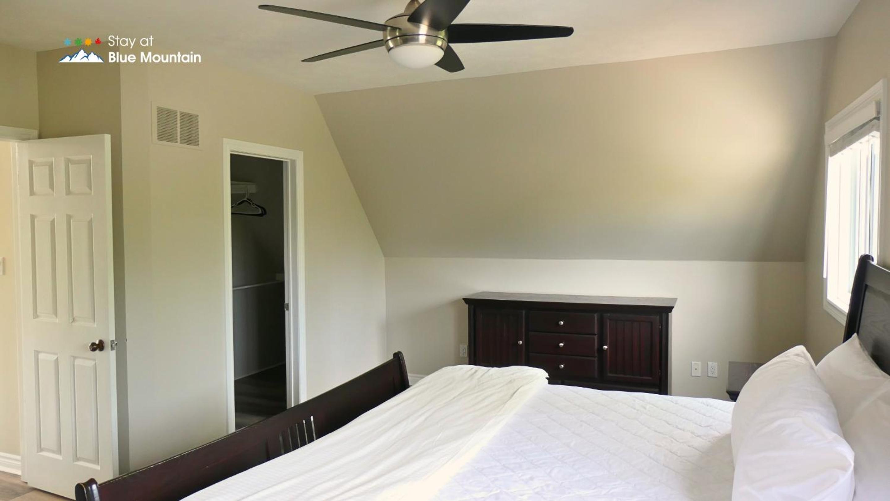 5 Bedrooms, Mountain Views, Steps from Blue Mountain Village, Hot Tub, BBQ