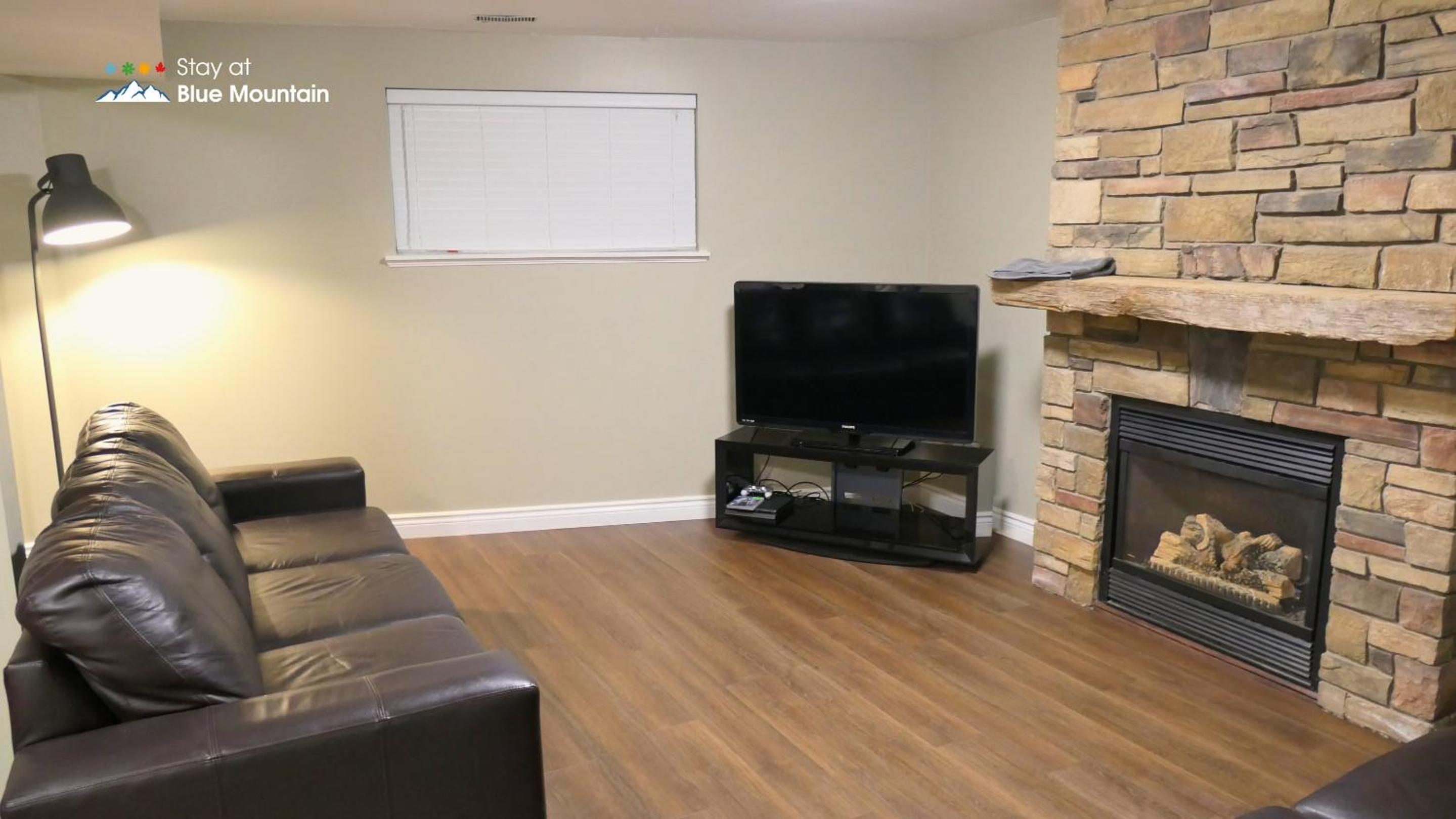 5 Bedrooms, Mountain Views, Steps from Blue Mountain Village, Hot Tub, BBQ