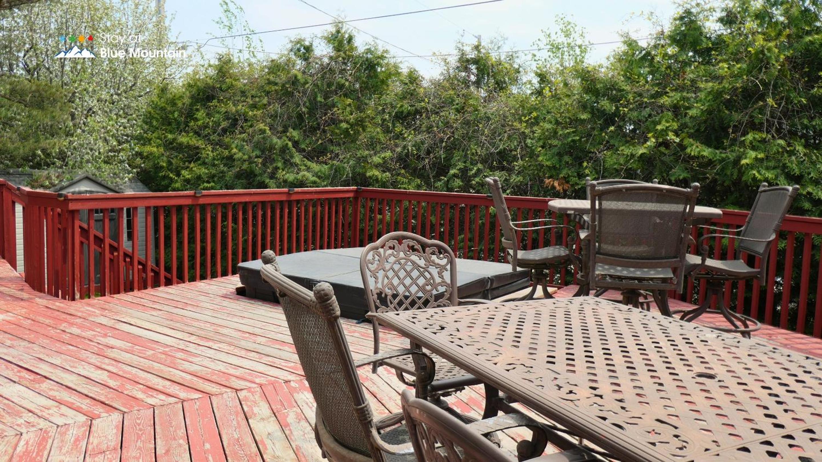 5 Bedrooms, Mountain Views, Steps from Blue Mountain Village, Hot Tub, BBQ