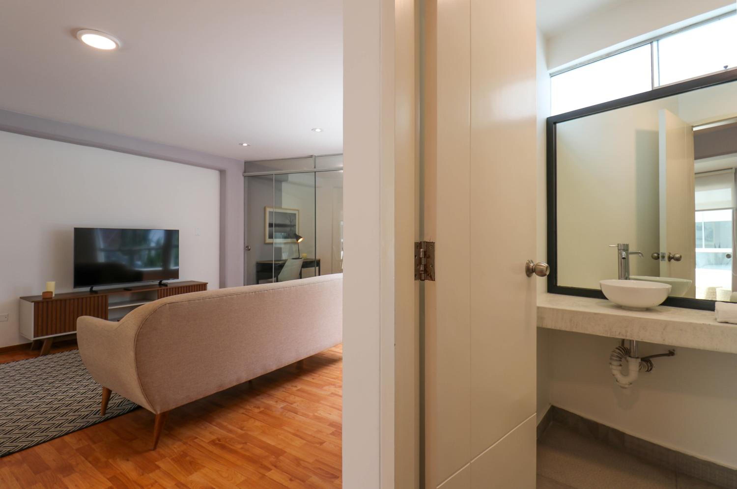 Barranco Suites 3BR Near Malecon By Wynwood House