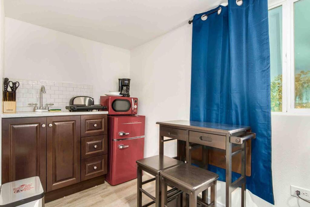 Your Downtown Cozy Studio With Backyard Unit C view 2
