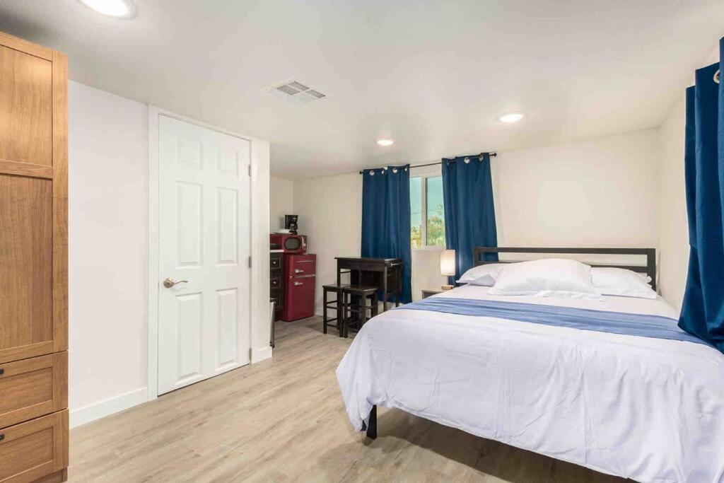 Your Downtown Cozy Studio With Backyard Unit C view 3