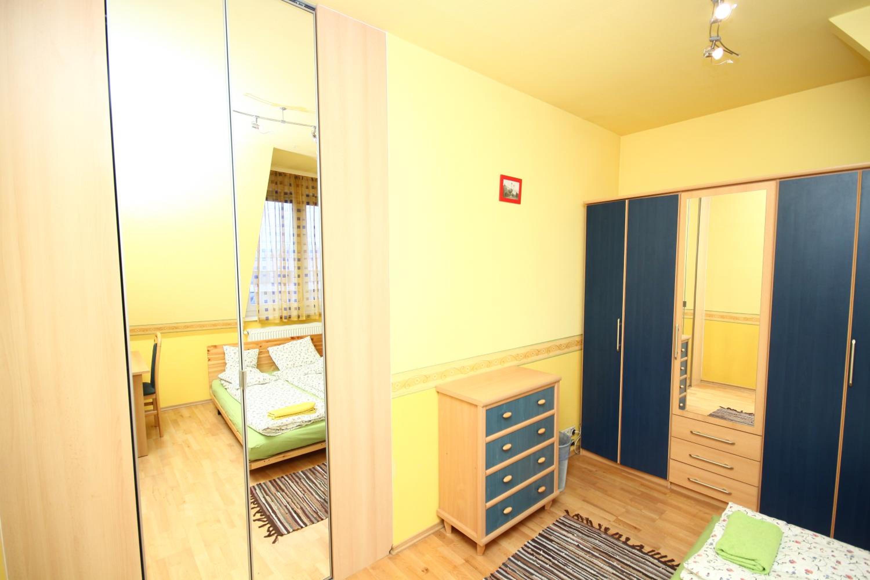 Pal's Hostel and Apartments