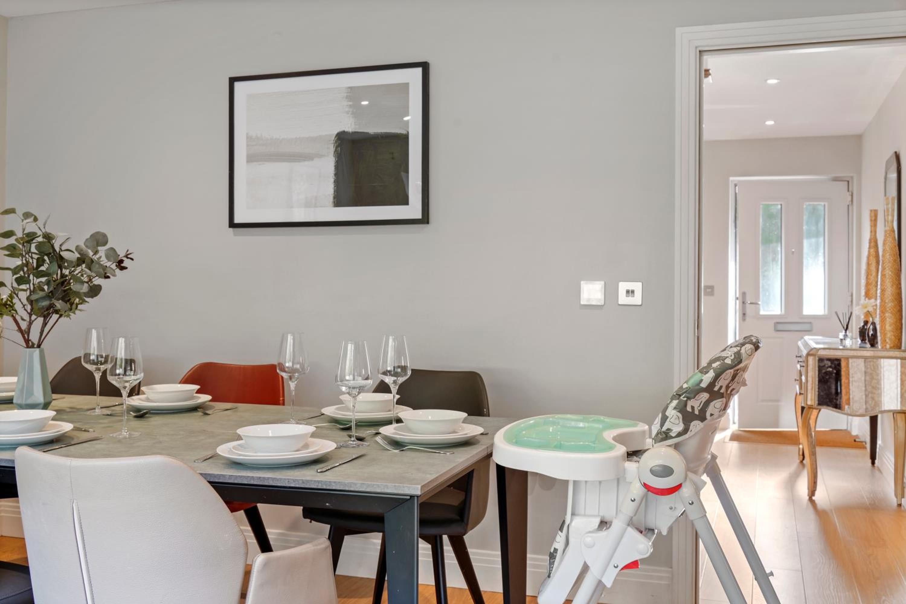 Luxury New Build 4/5 bed House in Ascot - Private Garden & Parking view 3