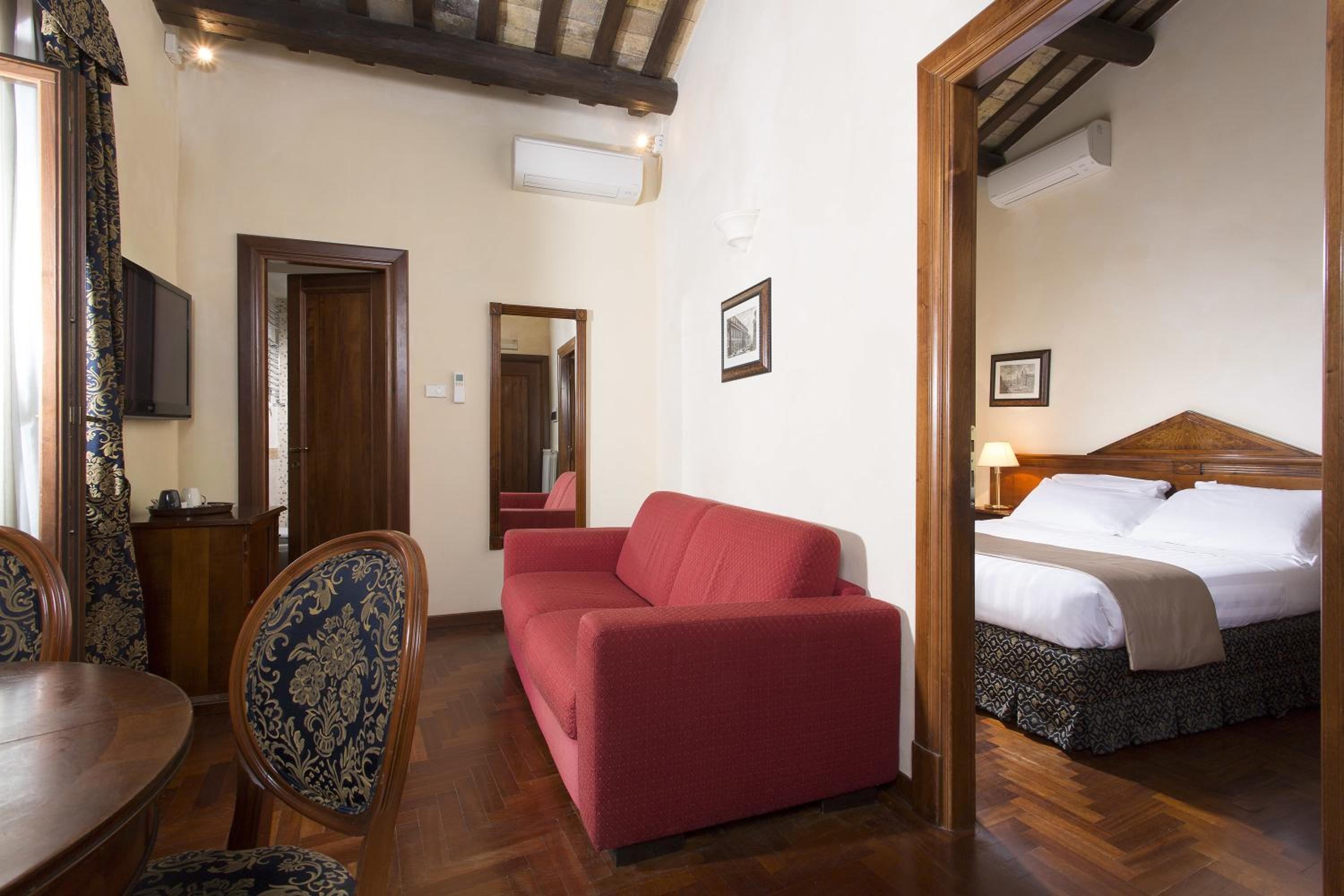 Hotel Teatro Pace en Rome — hotel room