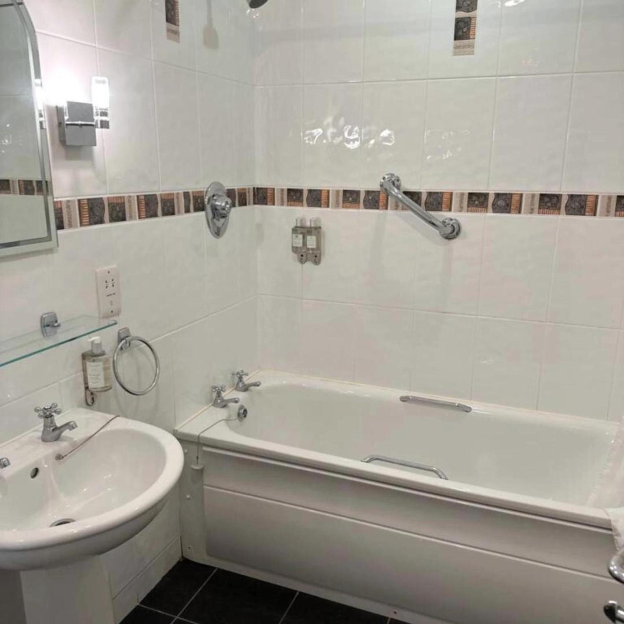 Spacious 2 bedroom apartment in Killarney view 4