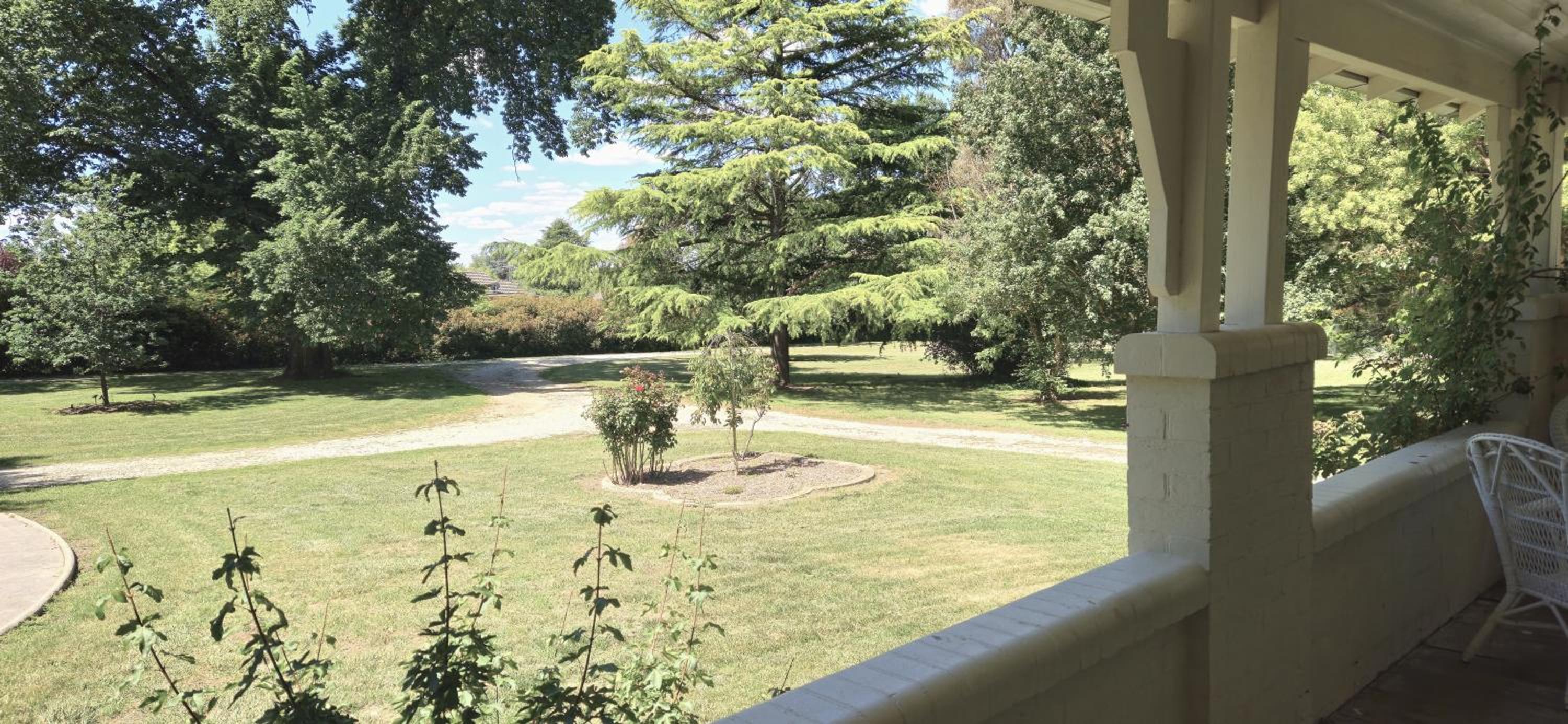The Avenue Anahdale - Hidden 2.7 Acre Estate in town