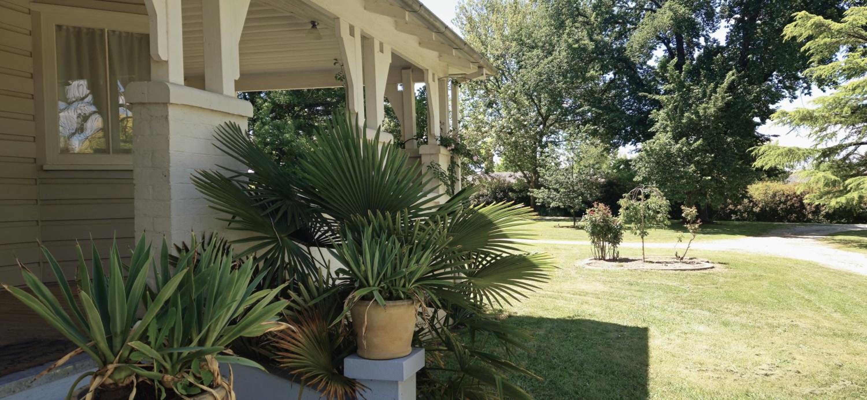 The Avenue Anahdale - Hidden 2.7 Acre Estate in town