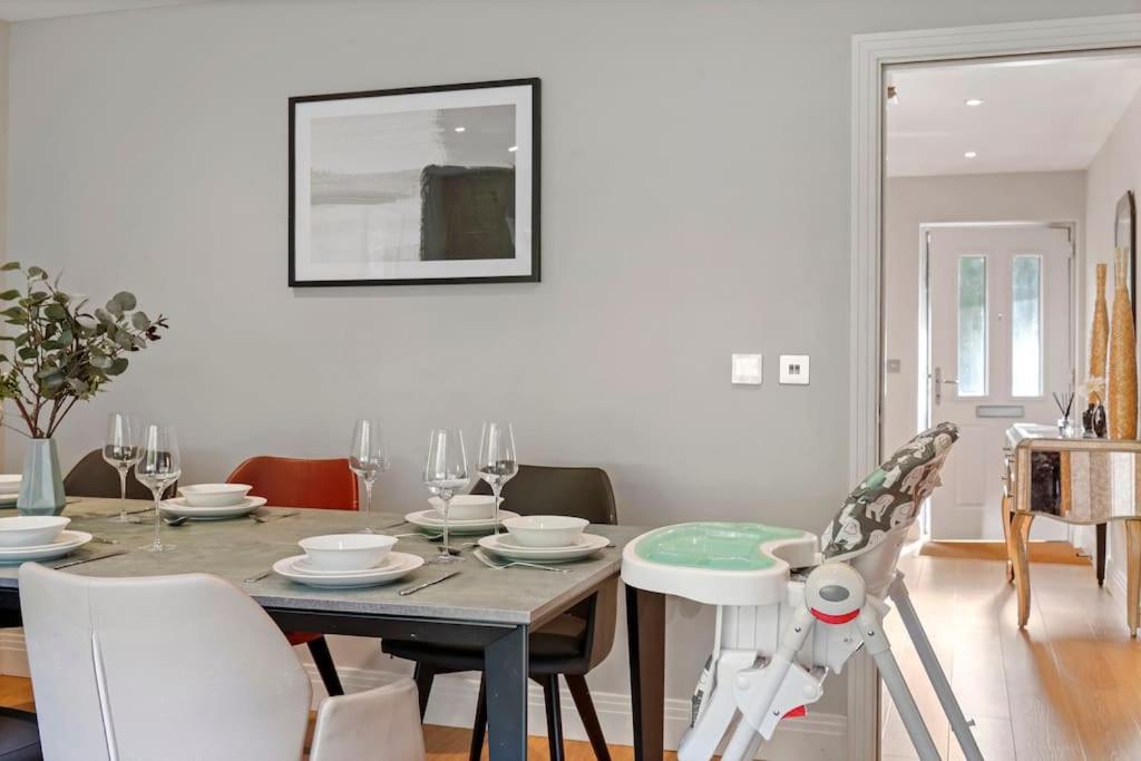 Luxury Detached New 5 Bedroom House Ascot - Parking Private Garden view 2