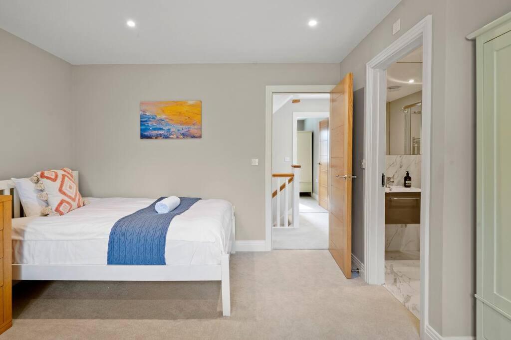 Luxury Detached New 5 Bedroom House Ascot - Parking Private Garden view 3