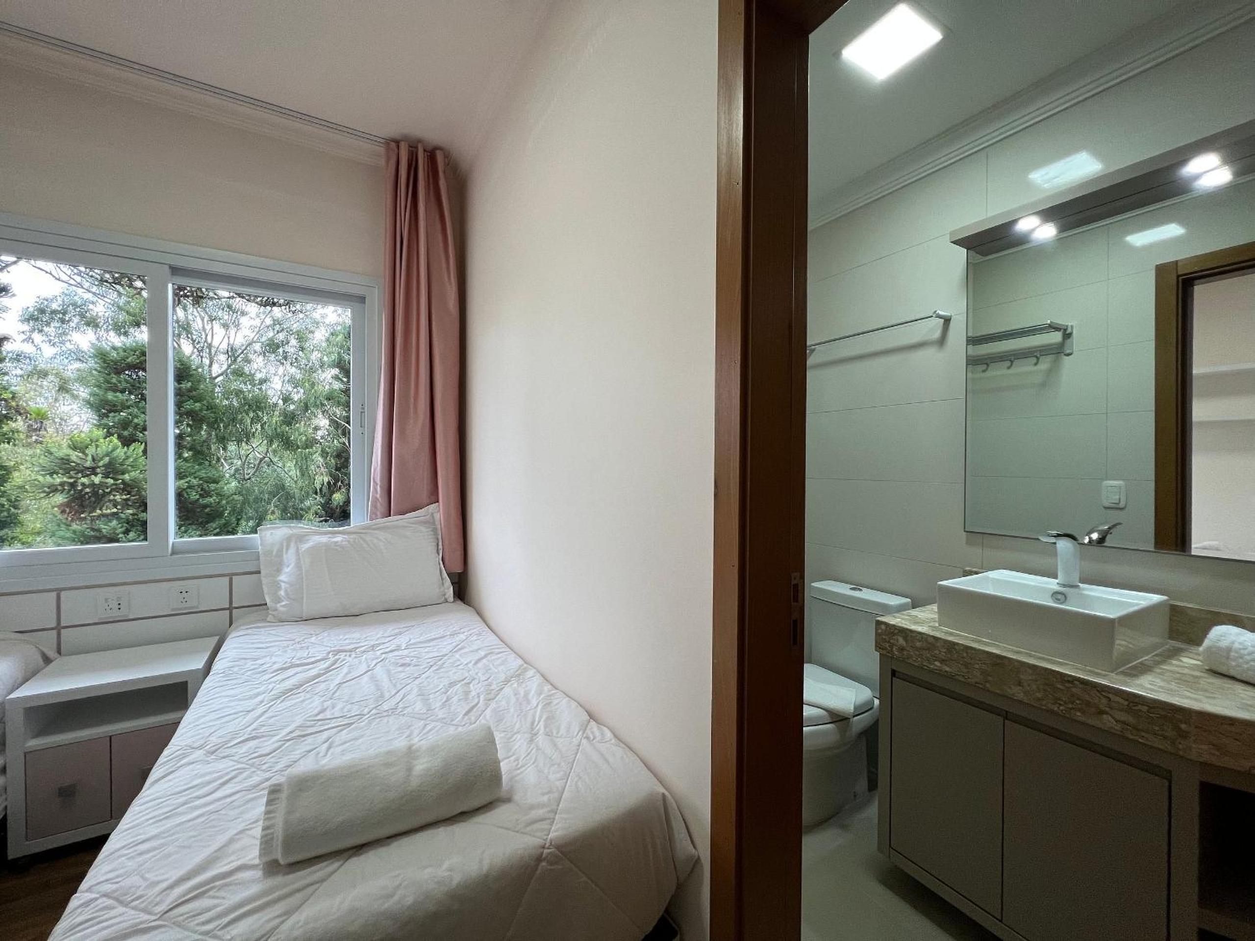 Casa de Pedra 303A - 2 suítes com piscina Gramado