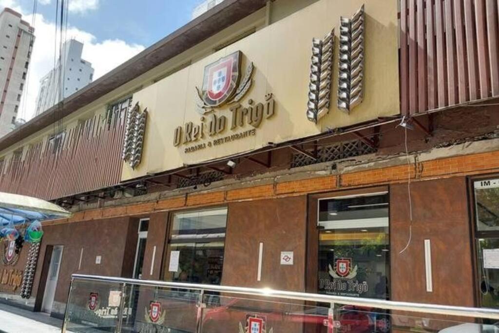 Apt perto do mar em Pitangueiras com estacionamento