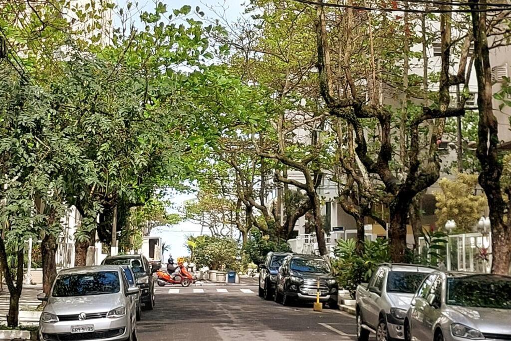 Apt perto do mar em Pitangueiras com estacionamento