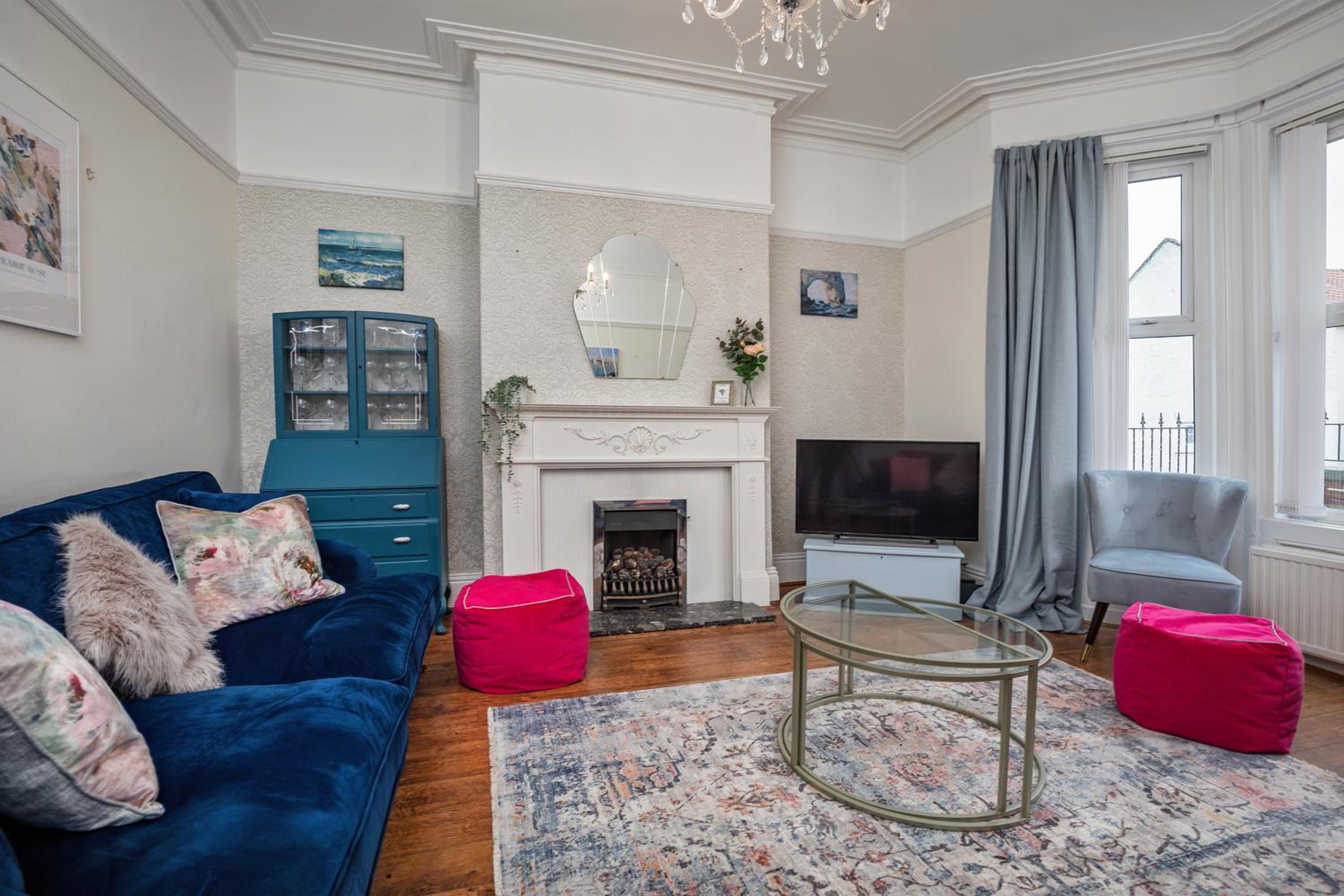 Kitson House - Sea Views, Terraces, 1 min walk to Seafront, 5 to Beach, Free Street Parking, Old Town view 4