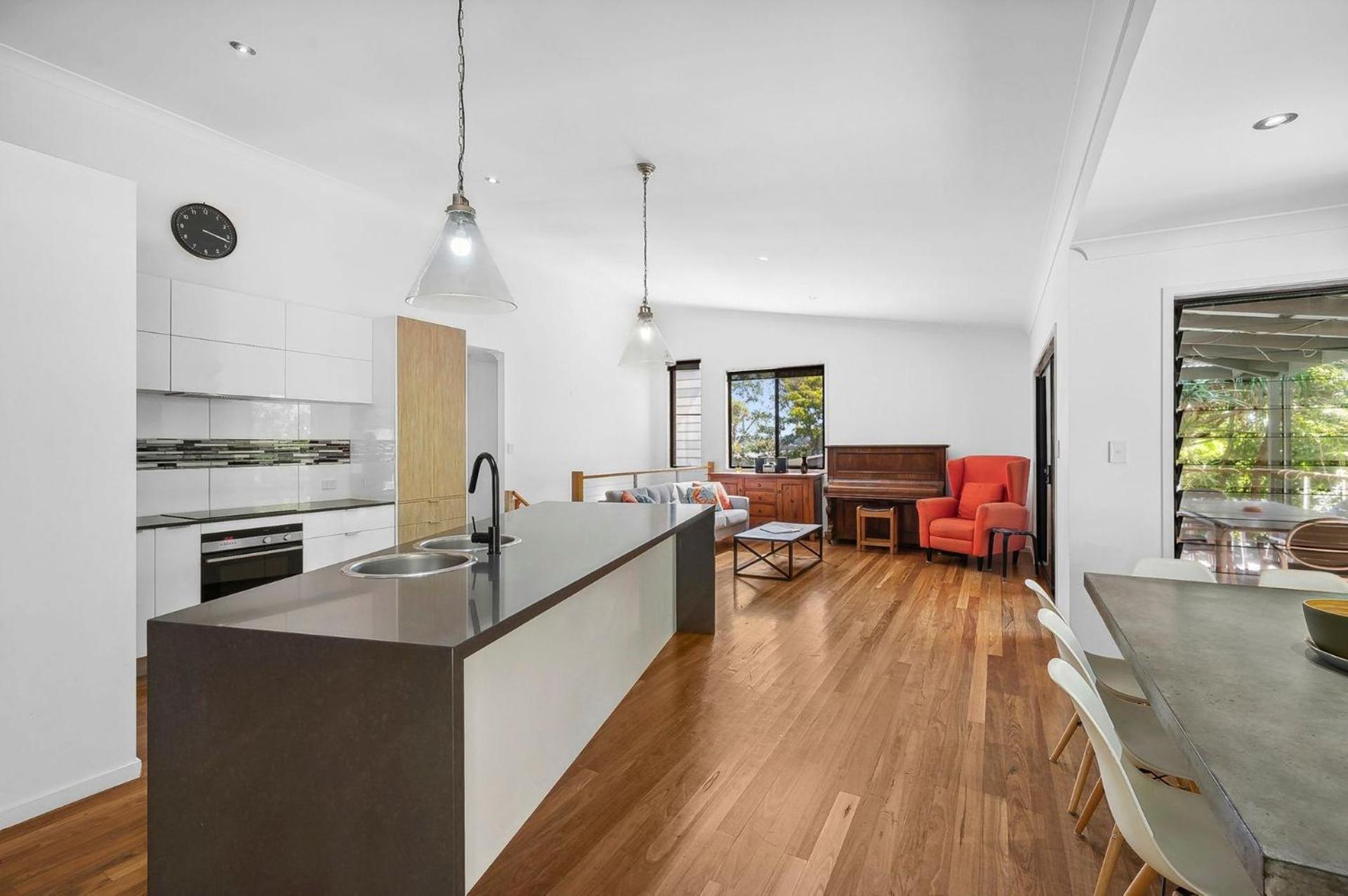 252 David Low Way