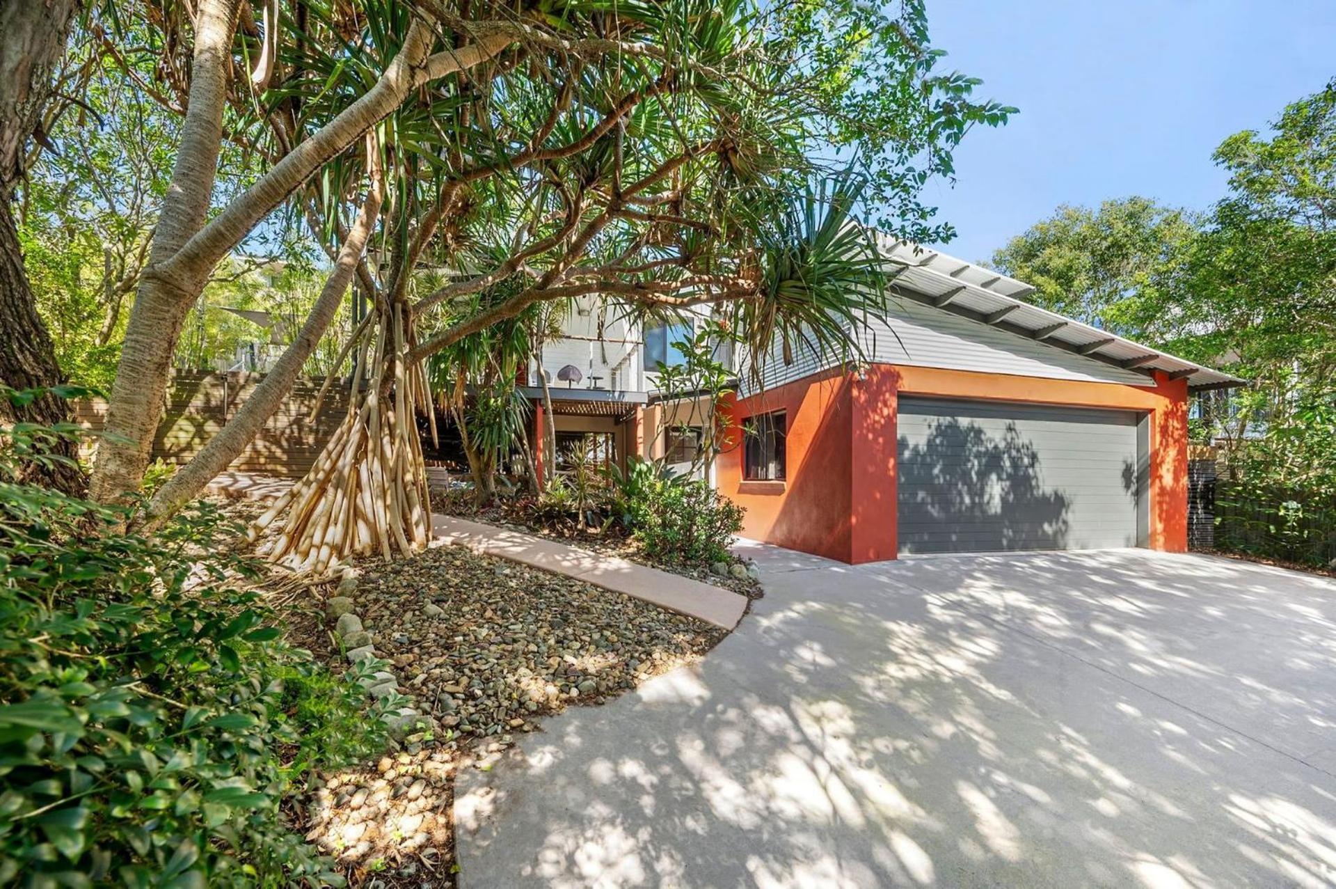 252 David Low Way