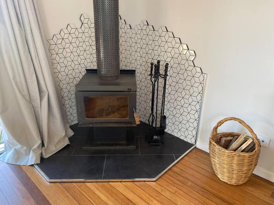 Charming Mid Century Bungalow- Entire home