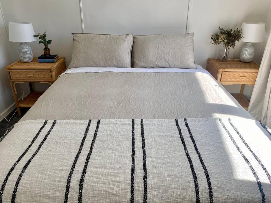 Charming Mid Century Bungalow- Entire home