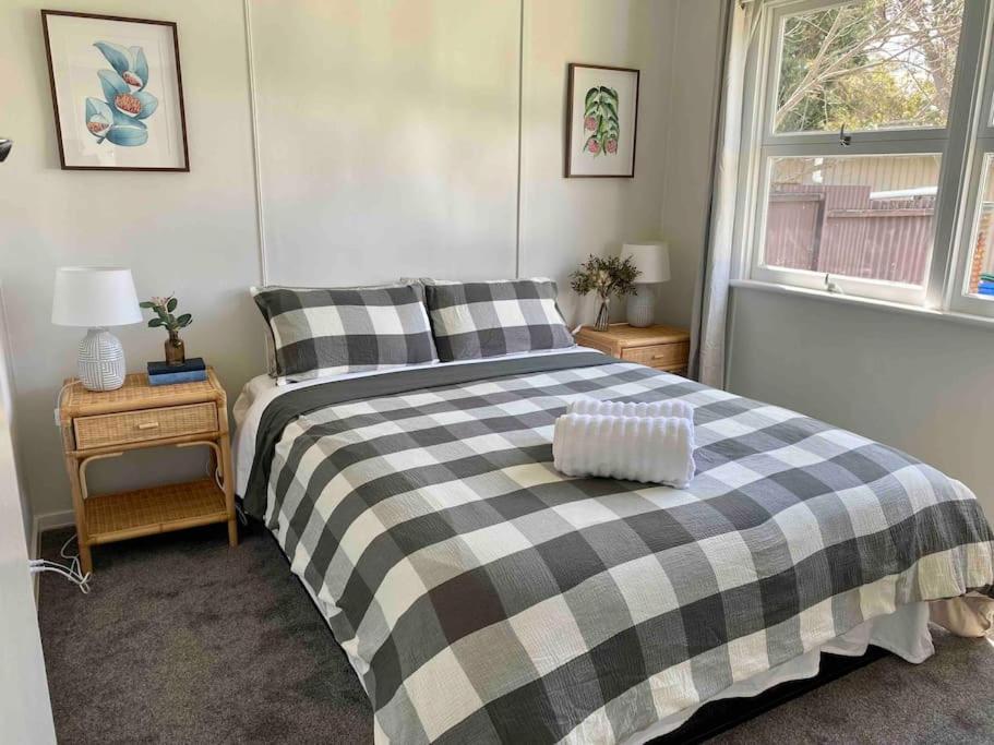 Charming Mid Century Bungalow- Entire home
