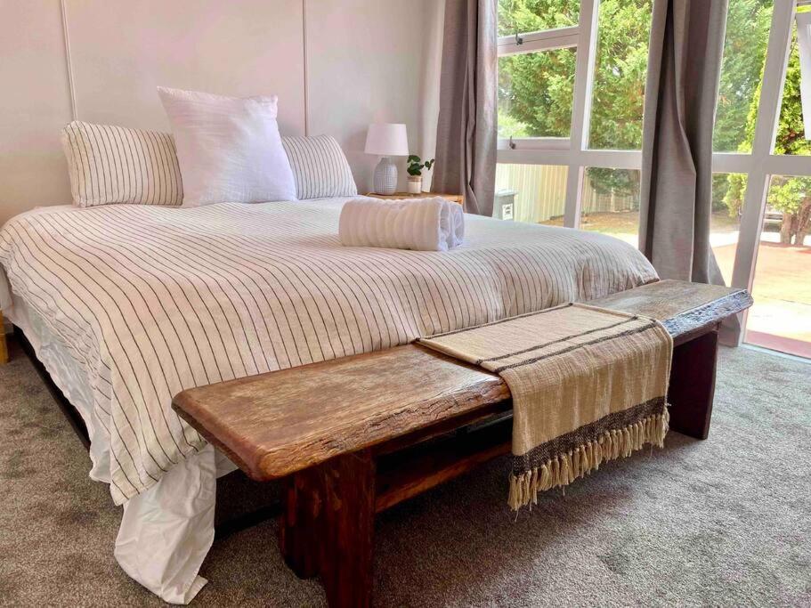 Charming Mid Century Bungalow- Entire home