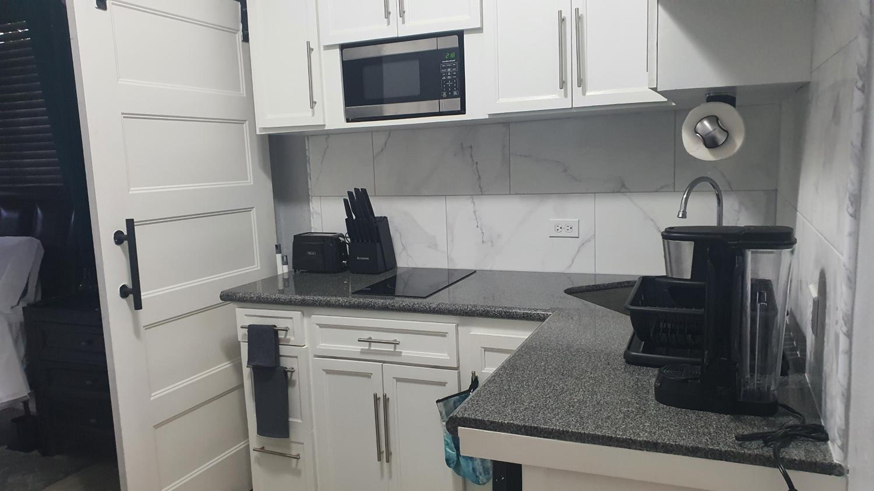 Kozy Bahamas Getaway 25mins from Airport & USA Embassy view 2