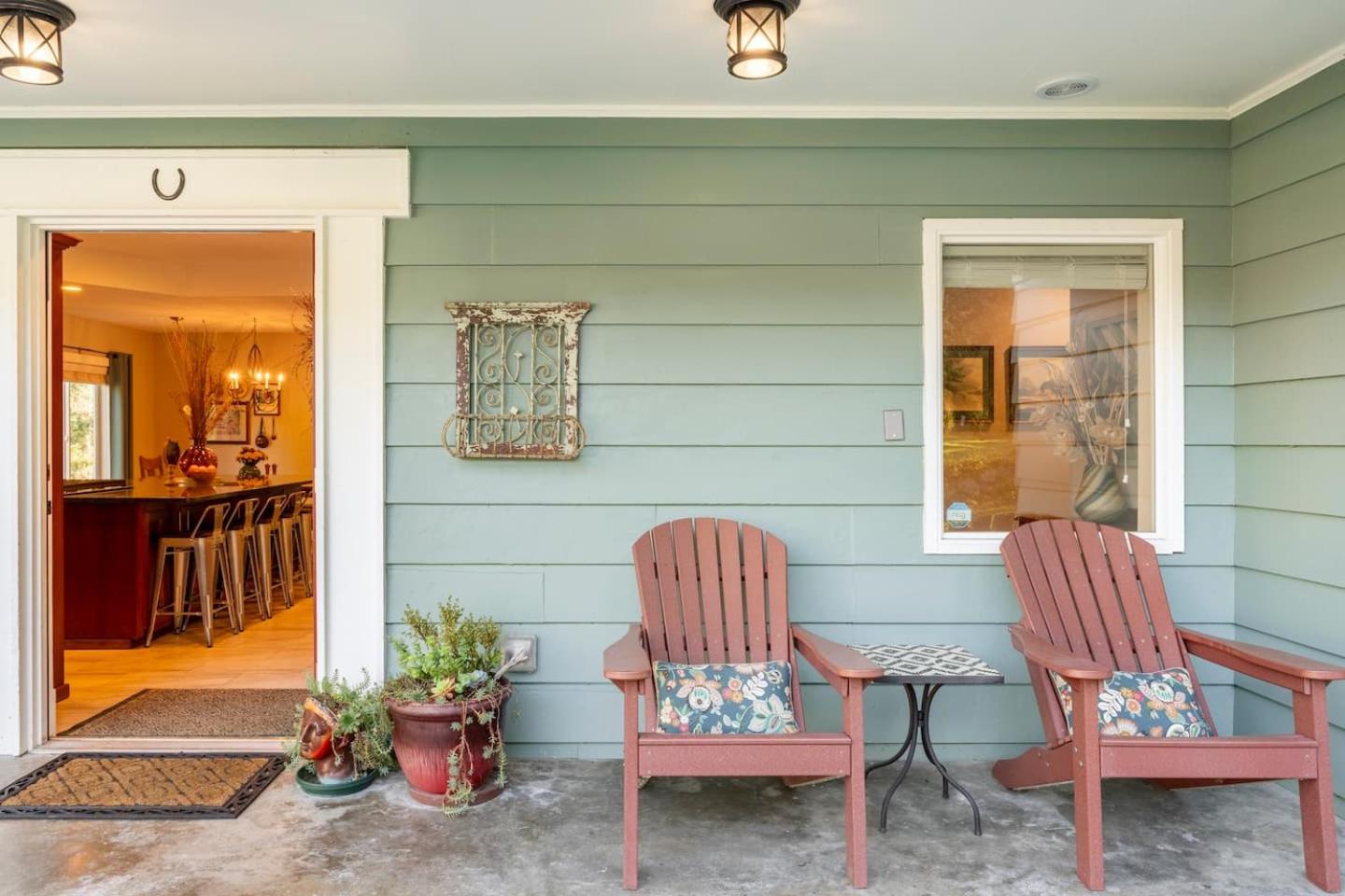 Rustic Chic Cottage near Mill Creek, Snohomish, Woodinville view 2