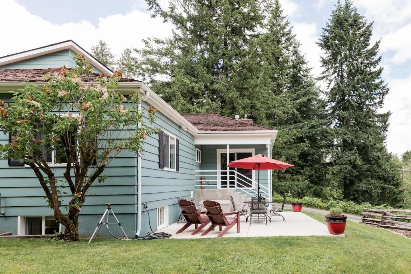 Rustic Chic Cottage near Mill Creek, Snohomish, Woodinville view 3