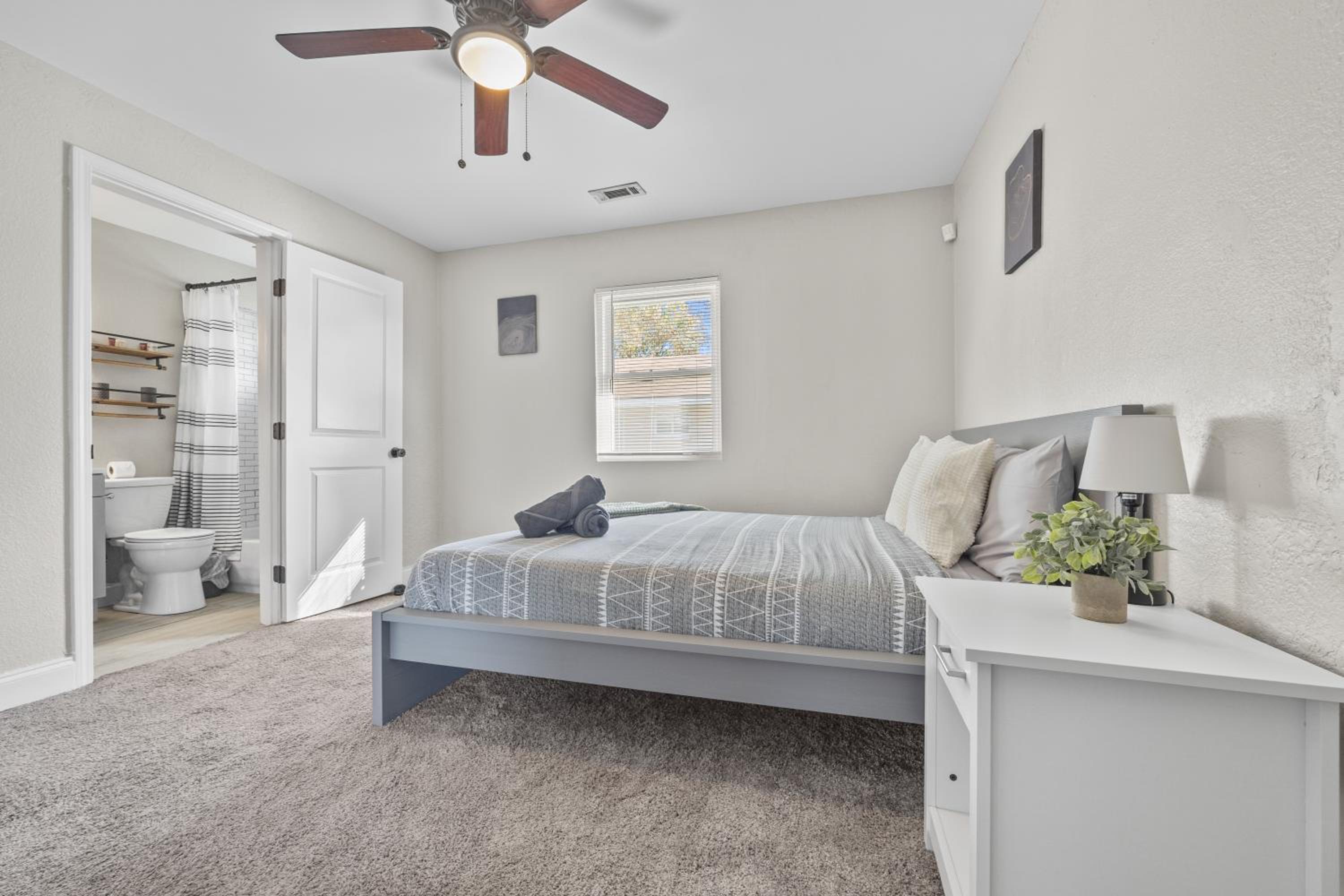 Cozy 2-Bedroom Retreat w/Wi-fi & Keurig Coffee view 4