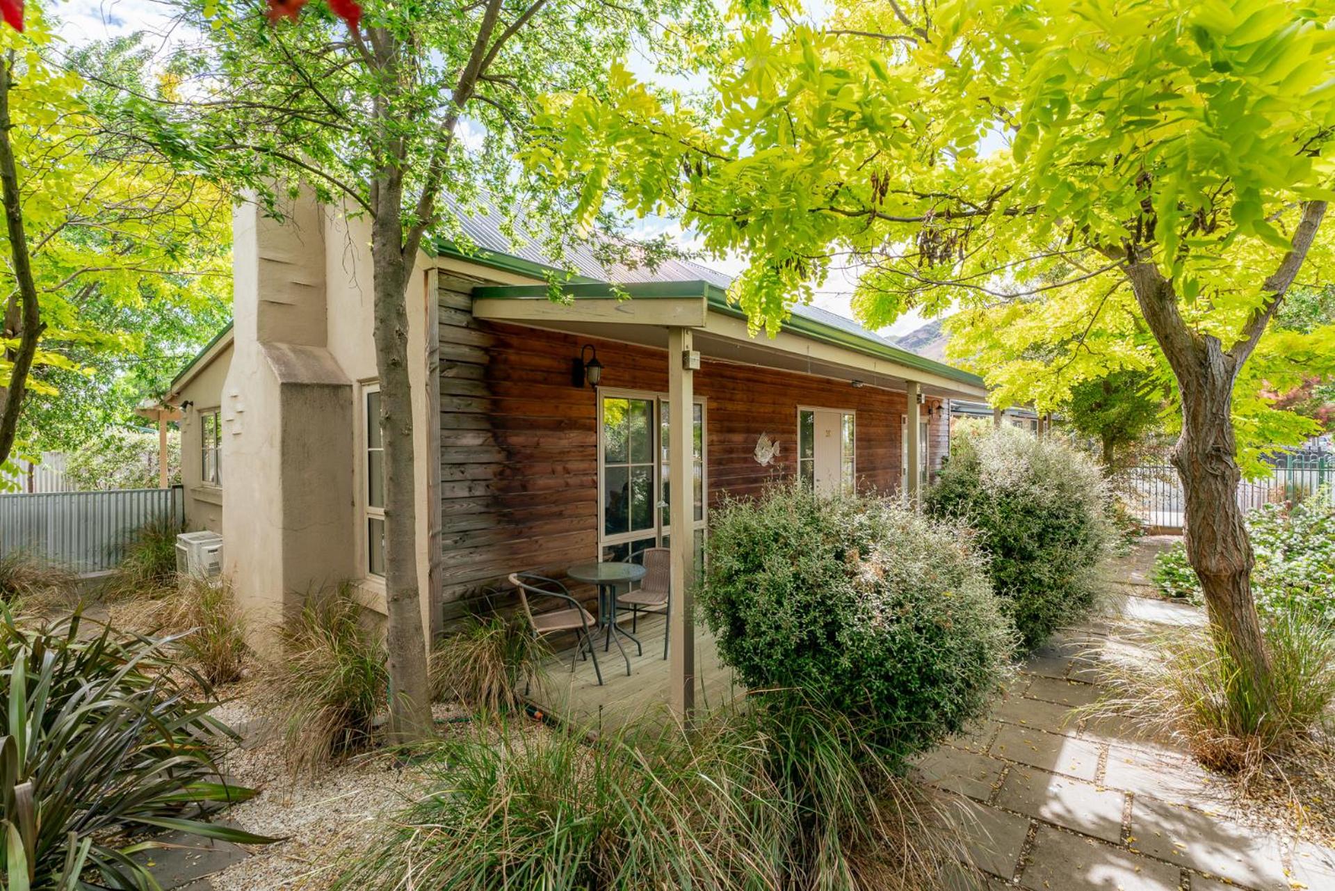Green Oasis - Cromwell Holiday Home view 2