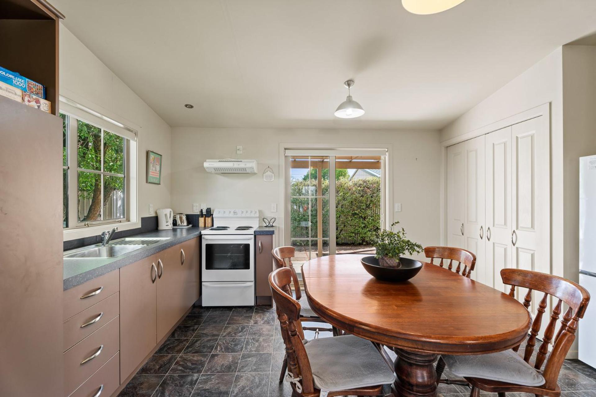 Green Oasis - Cromwell Holiday Home view 5