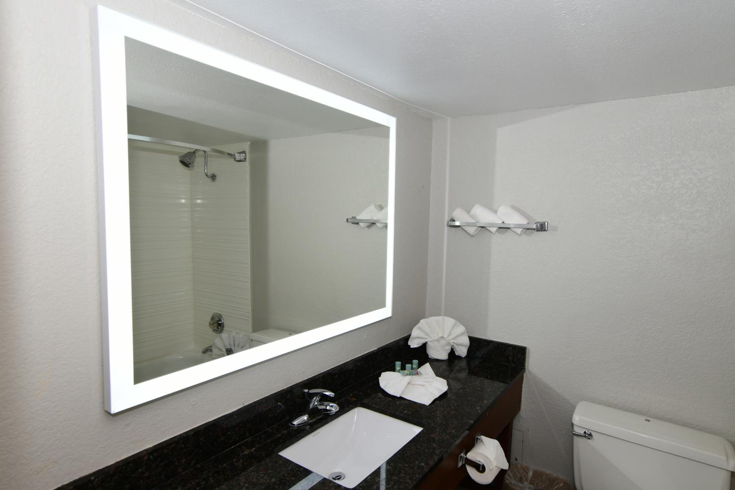 Rock Island Inn & Suites Marshalltown