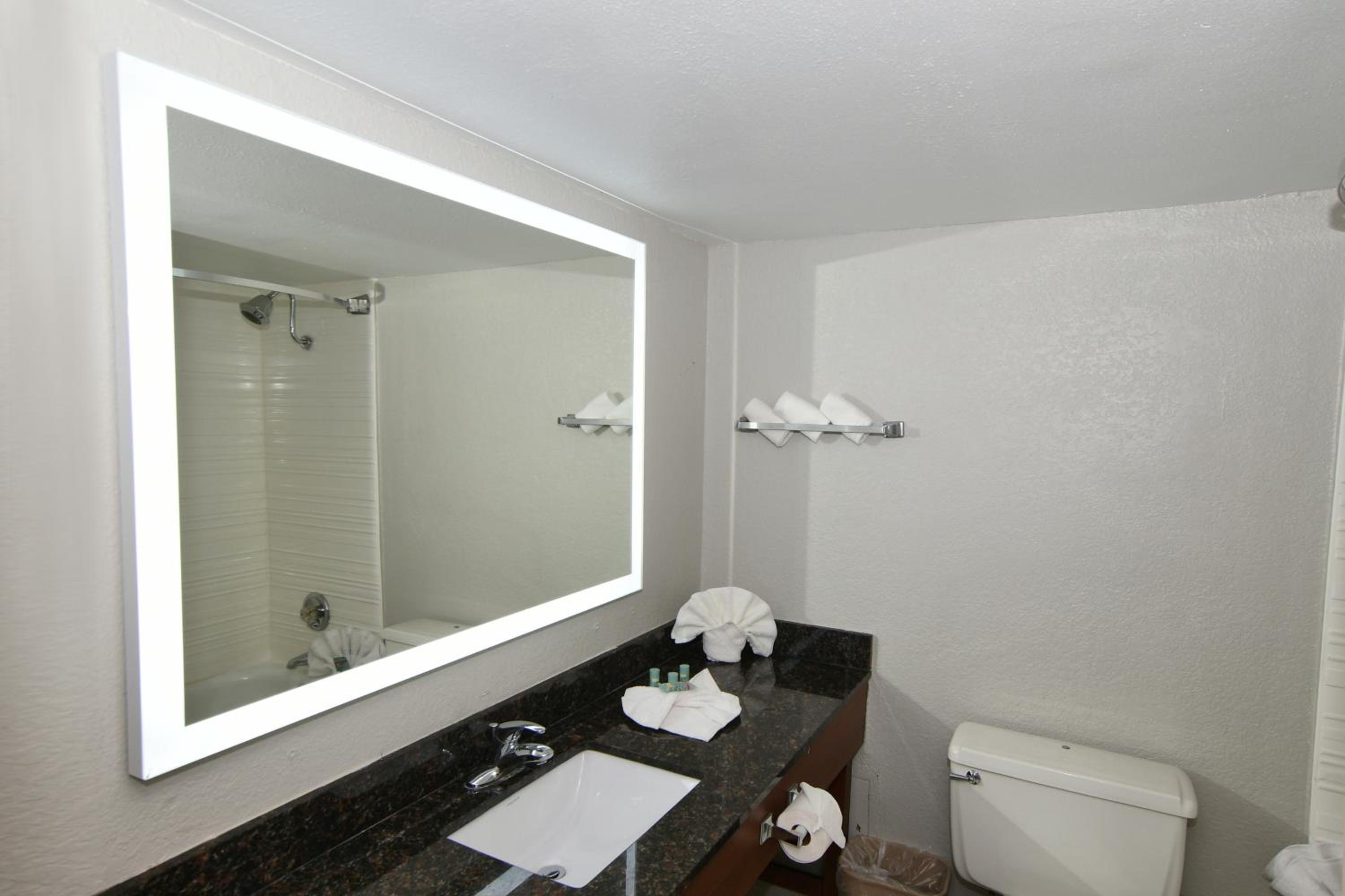 Rock Island Inn & Suites Marshalltown
